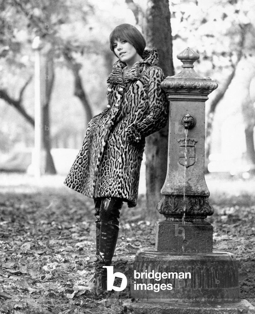 Caterina Caselli leaning against a drinking fountain