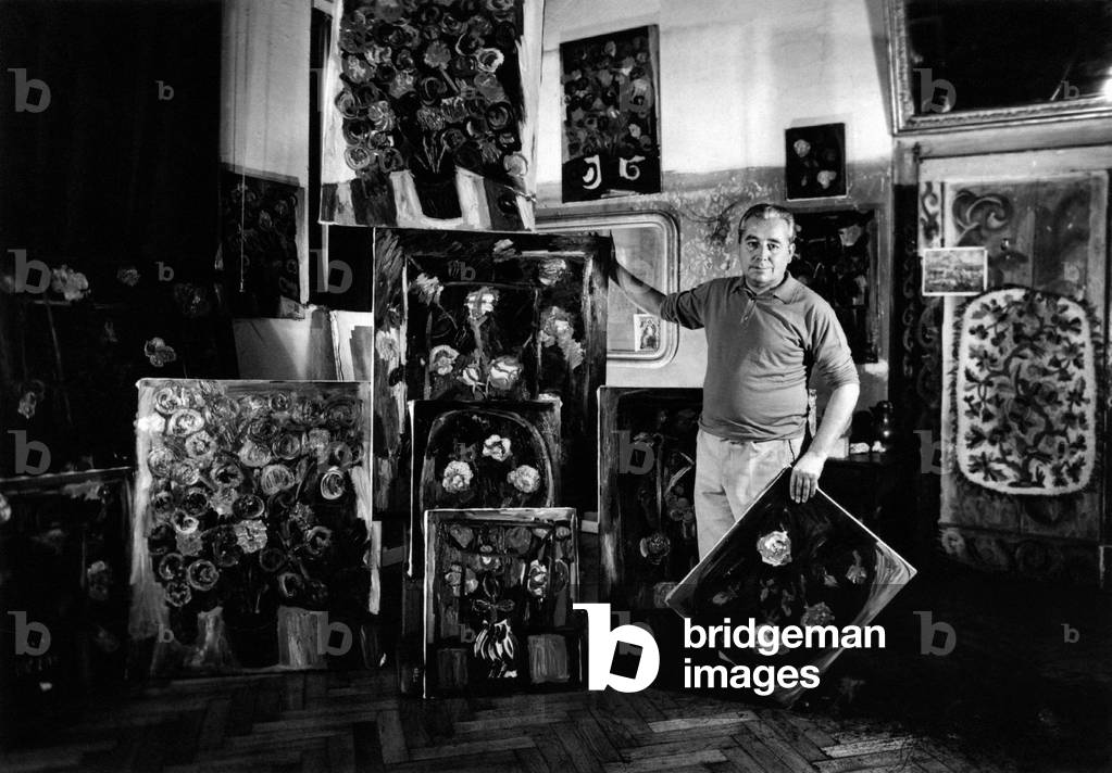 Bruno Cassinari among his paintings