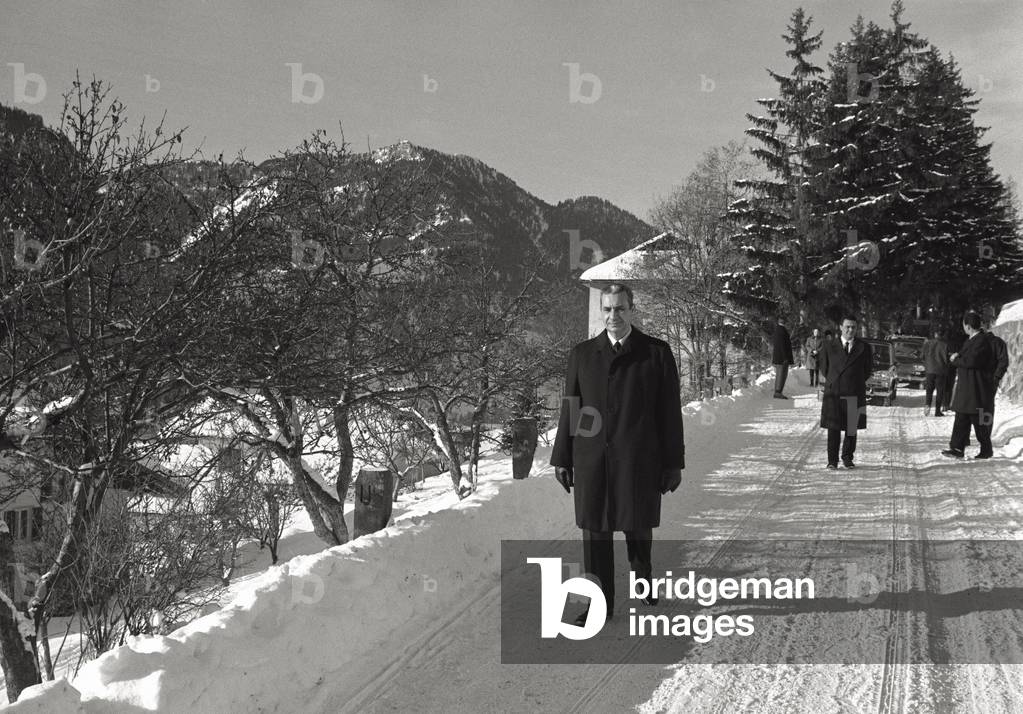 Aldo Moro is walking on a road