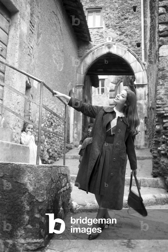 Jacqueline Sassard posing, 1957 (b/w photo)