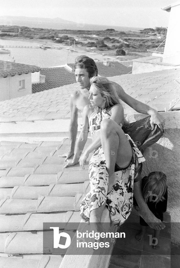 Walter Chiari in his villa with his son Simone and his wife Alida Chelli, Italy, 1970 (b/w photo)