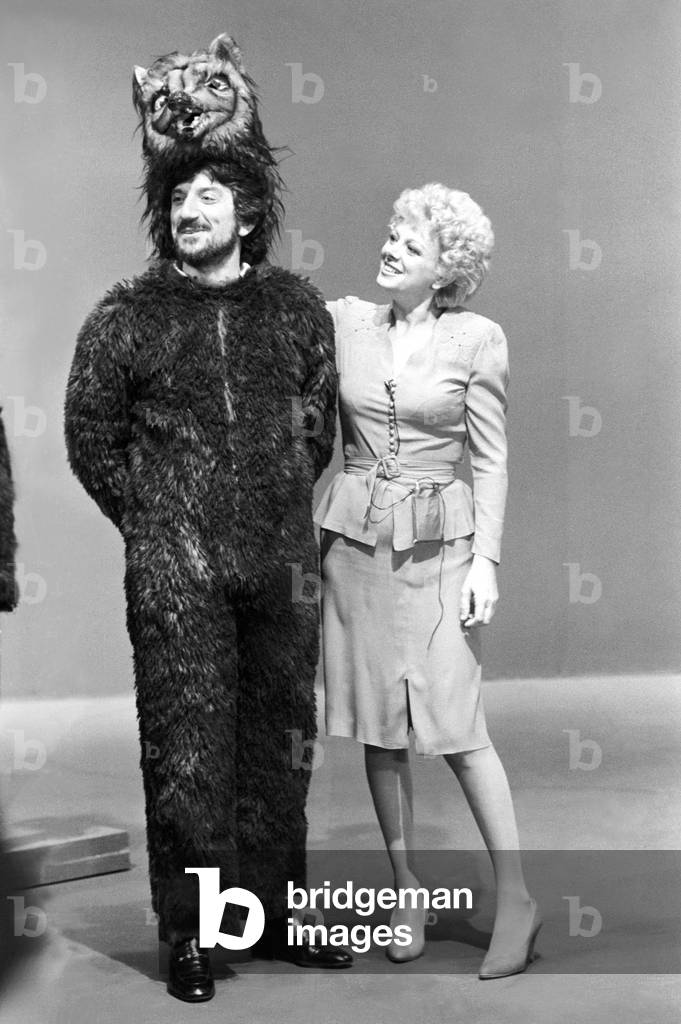 Gigi Proietti and Sandra Milo in a TV show, Italy, 1983 (b/w photo)