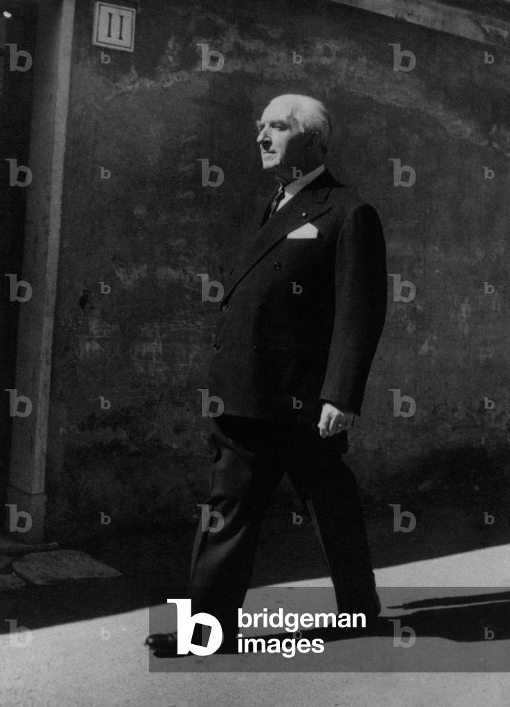 Luigi Federzoni walking around