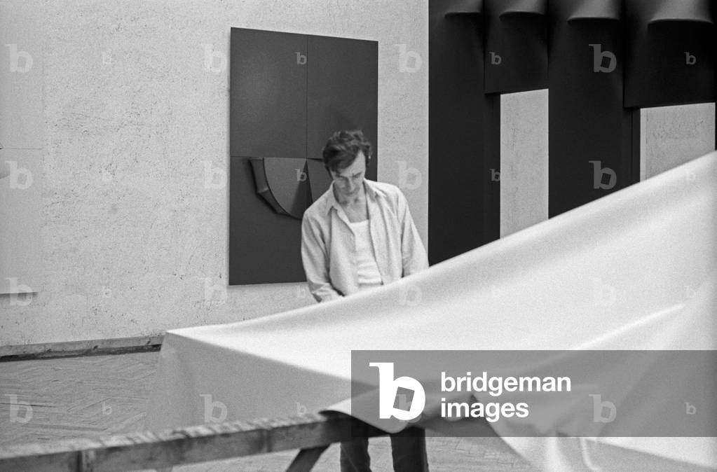 Agostino Bonalumi working in his personal room at the 35th Venice Biennale