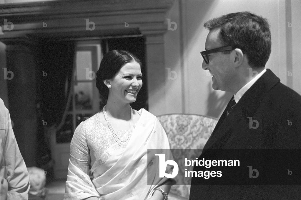 Claudia Cardinale speaking with Peter Sellers, 1963 (b/w photo)