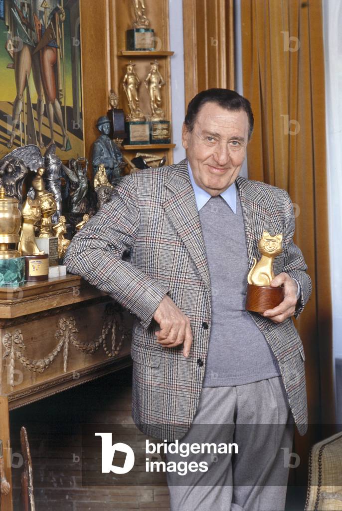 Alberto Sordi with the Telegatto in his home, Rome, Italy