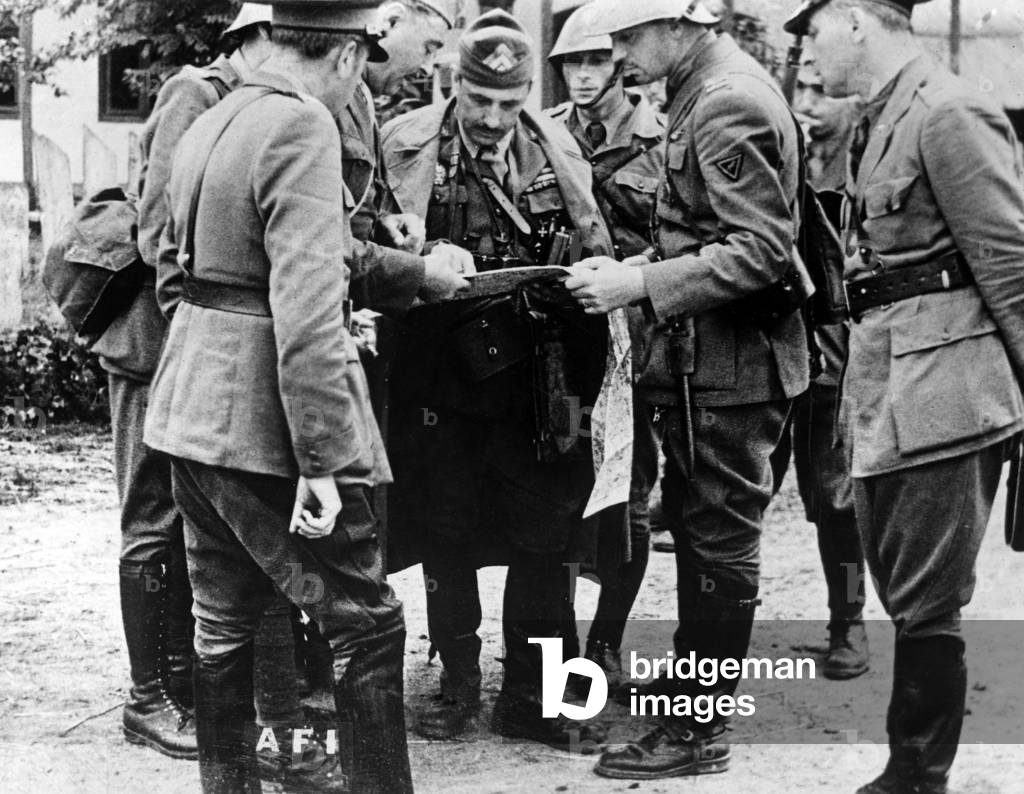 Romanian officers study maps