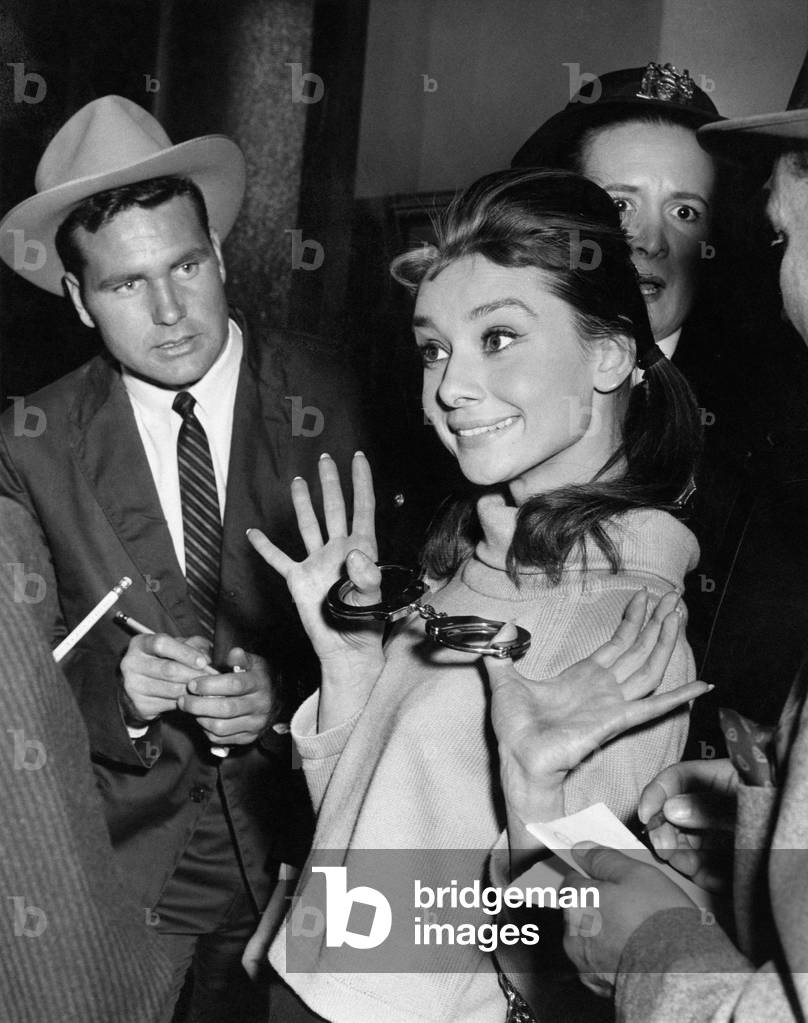Audrey Hepburn meeting some reporters