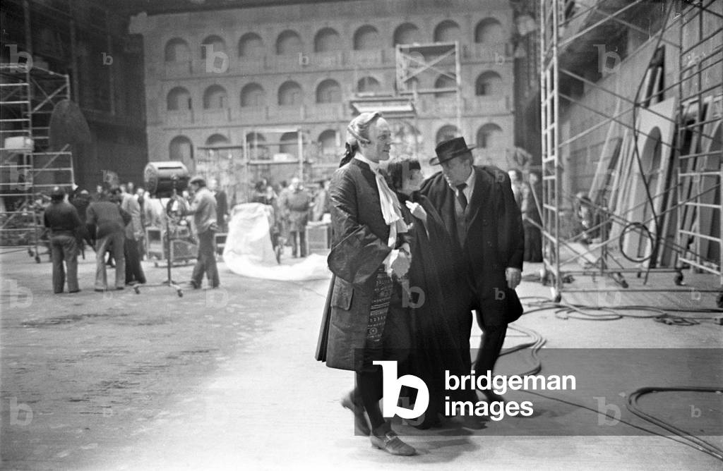 Federico Fellini, Donald Sutherland and Liza Minnelli on the set of Fellini's Casanova (b/w photo)