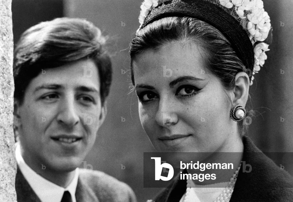 Giorgio Gaber looking at Ombretta Colli