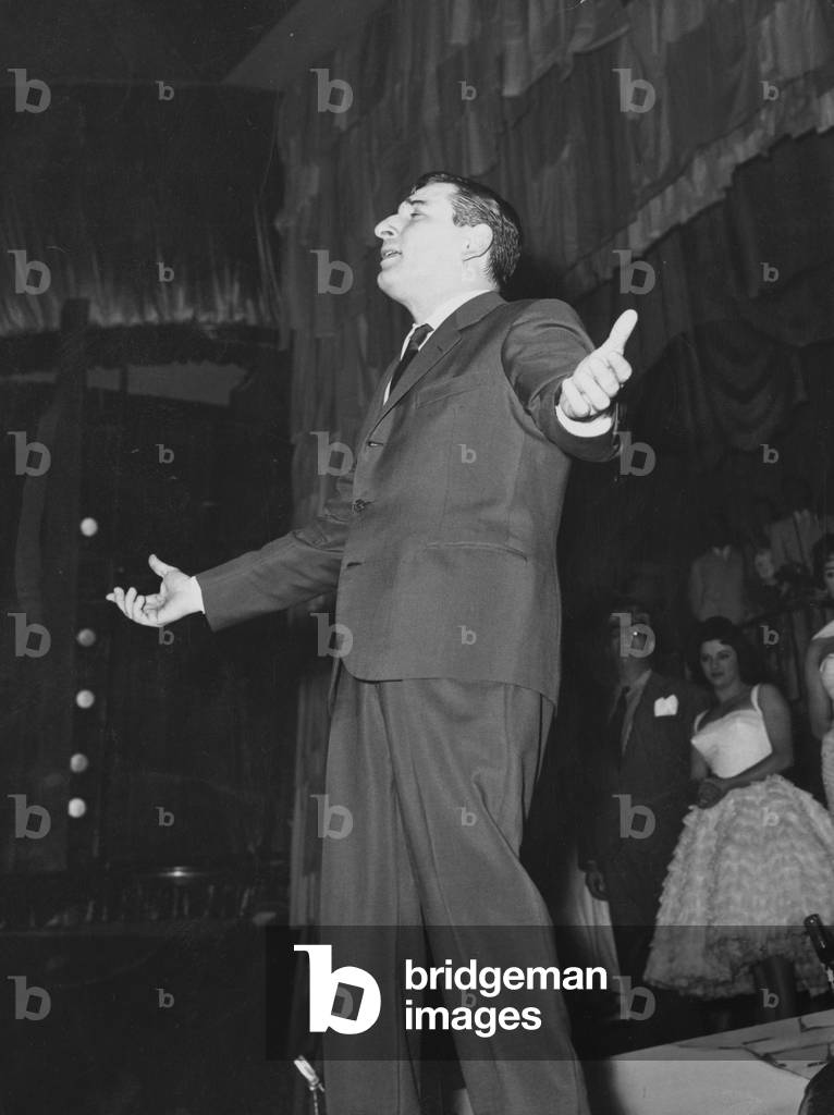 Renato Rascel performing on a stage