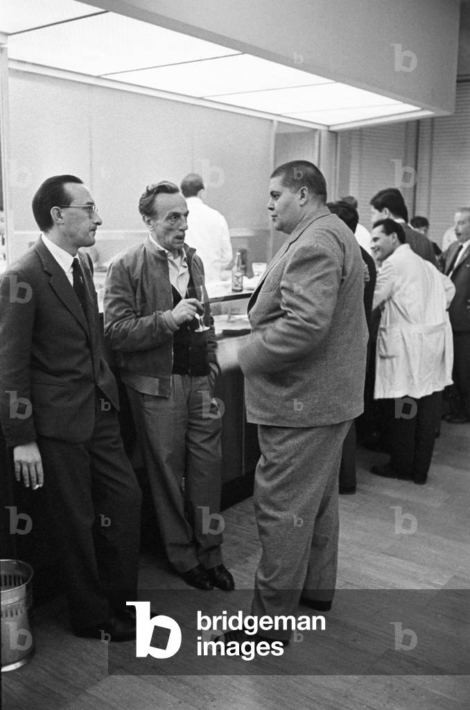 Eduardo De Filippo talking to Tino Buazzelli, Italy, 1957 (b/w photo)