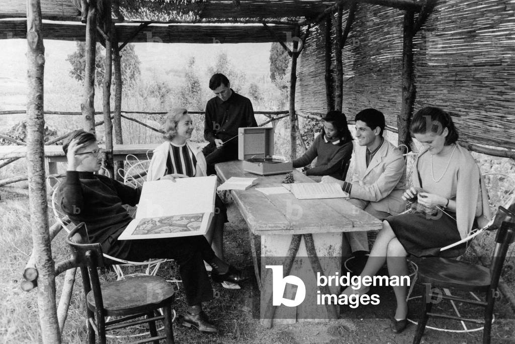 The students of Arturo Benedetti Michelangeli talking sitting at a table