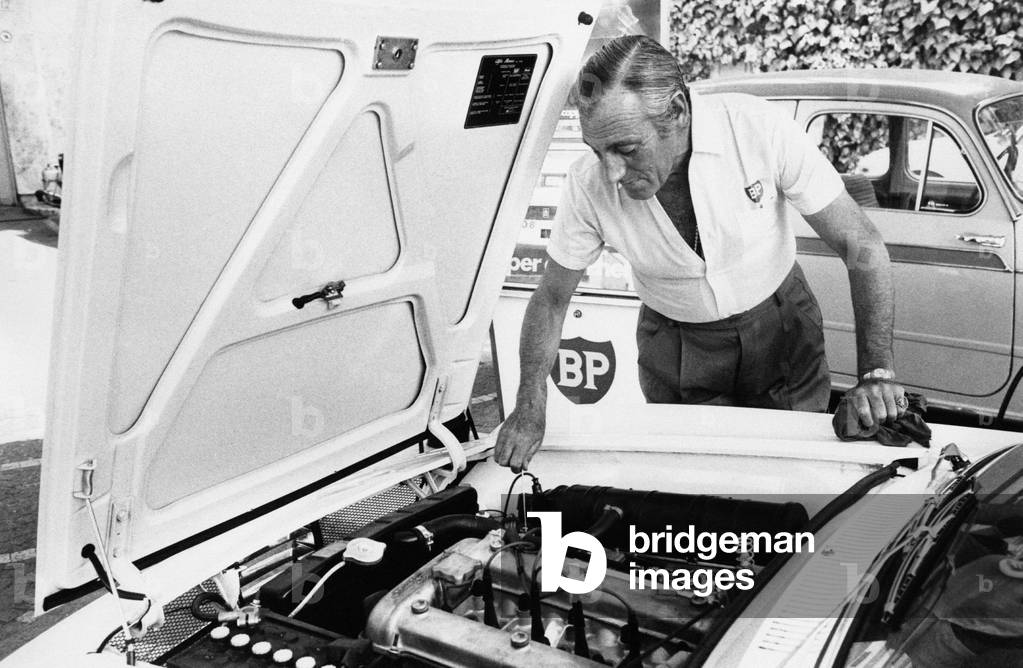 Giulio Marchetti checking his car