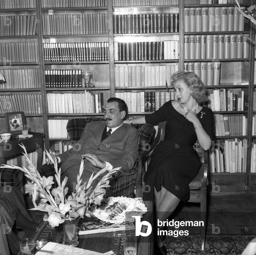 Alberto Mondadori seated on an armchair in his house