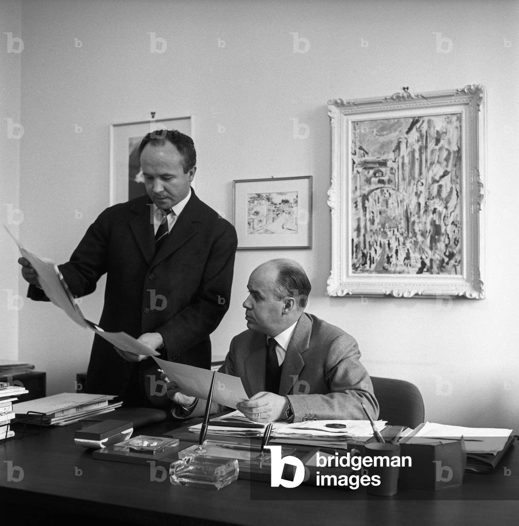 Nando Sampietro and Mario De Biasi watching some printed photos, Italy