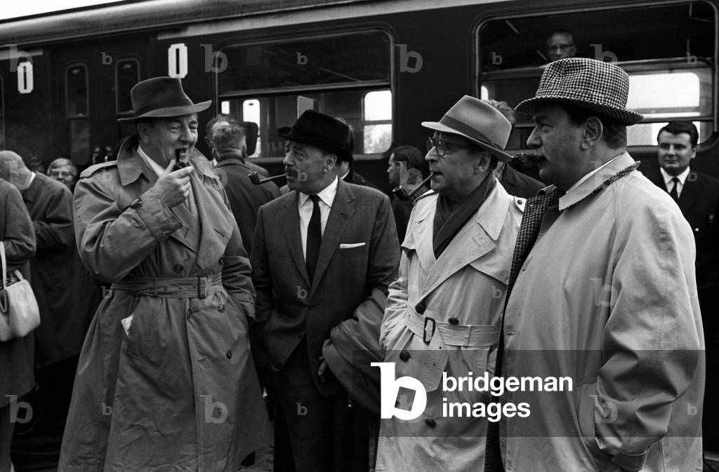Rupert Davies, Jan Teuling, Georges Simenon and Gino Cervi at the train station