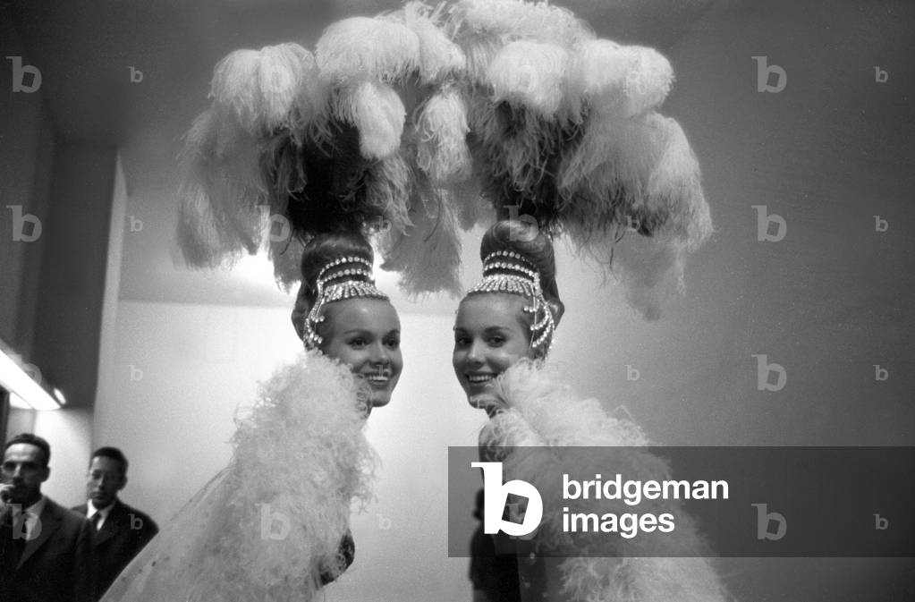 Alice and Ellen Kessler, twin sisters and German artistic duo, during a TV show, Italy, 1960 (b/w photo)