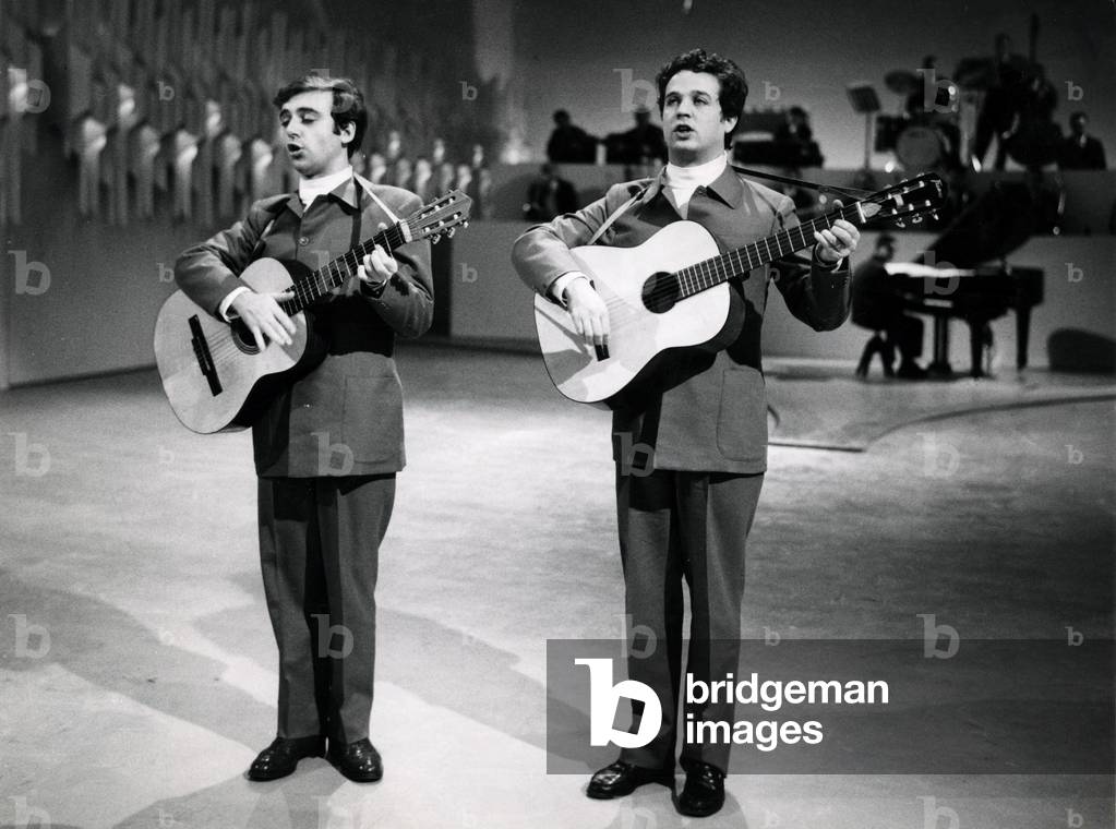 Renato Pozzetto and Cochi Ponzoni playing the guitar