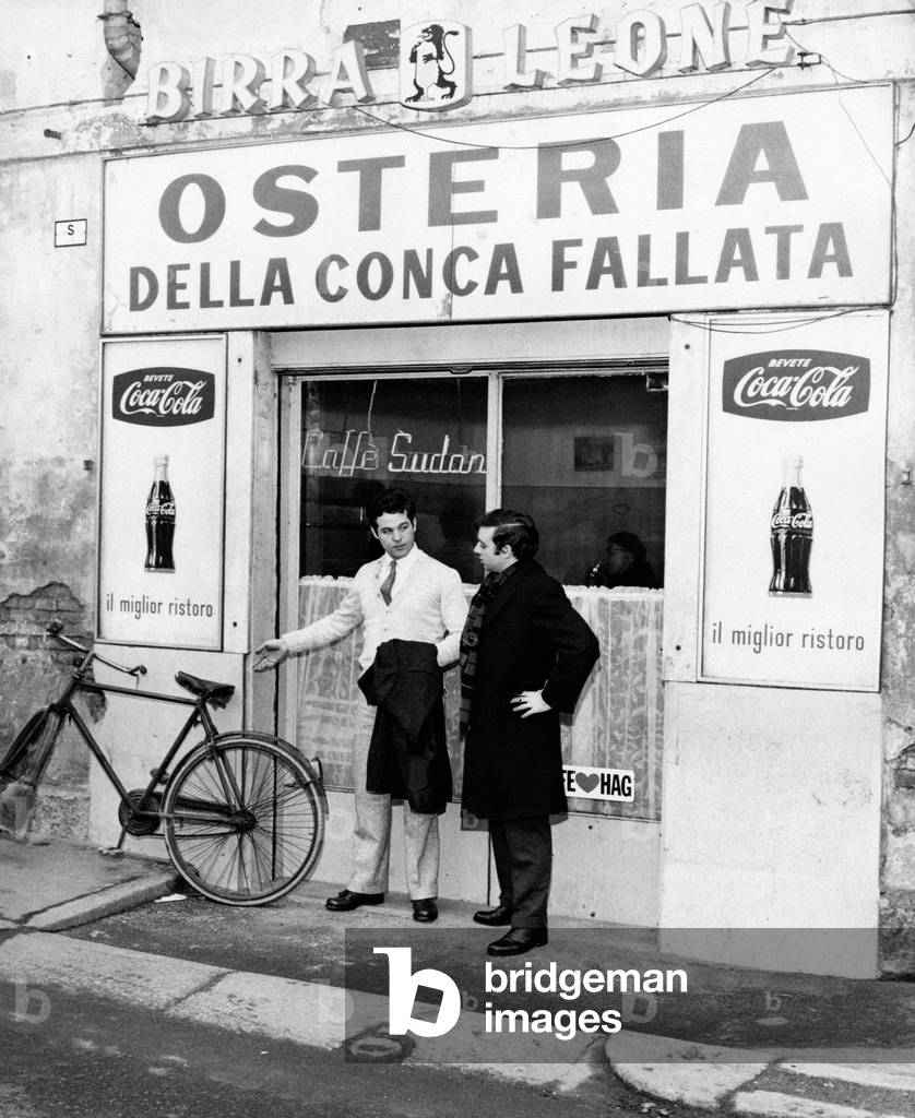 Cochi Ponzoni and Renato Pozzetto in front of the Osteria della Conca Fallata