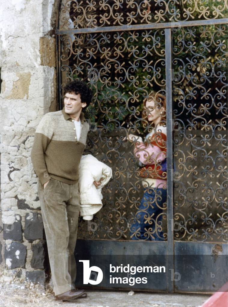 Giuliana De Sio and Massimo Troisi in Scusate il ritardo, Italy