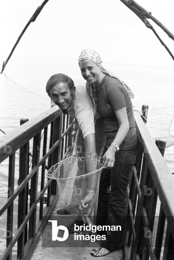 Italian TV host Pippo Baudo on holiday with his wife Angela Lippi, Italy, 1972 (b/w photo)