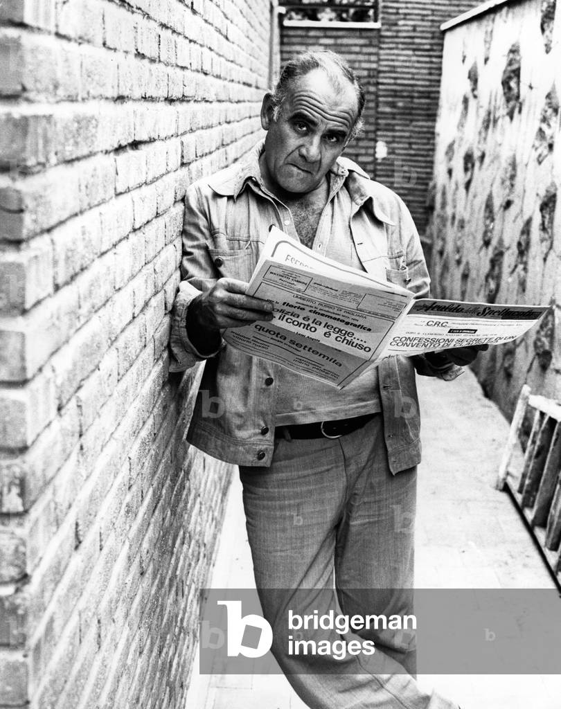 Vittorio Caprioli reading a newspaper, Rome, Italy, 1970