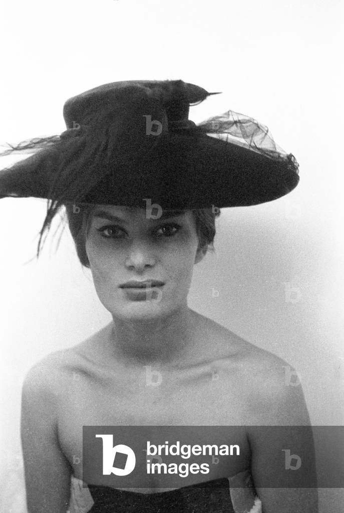 Belinda Lee wearing a Sorelle Fontana hat, Italy, 1956 (b/w photo)