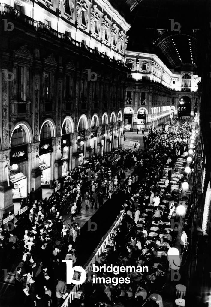 Participants at the Giro d'Italia in the Vittorio Emanuele II Gallery