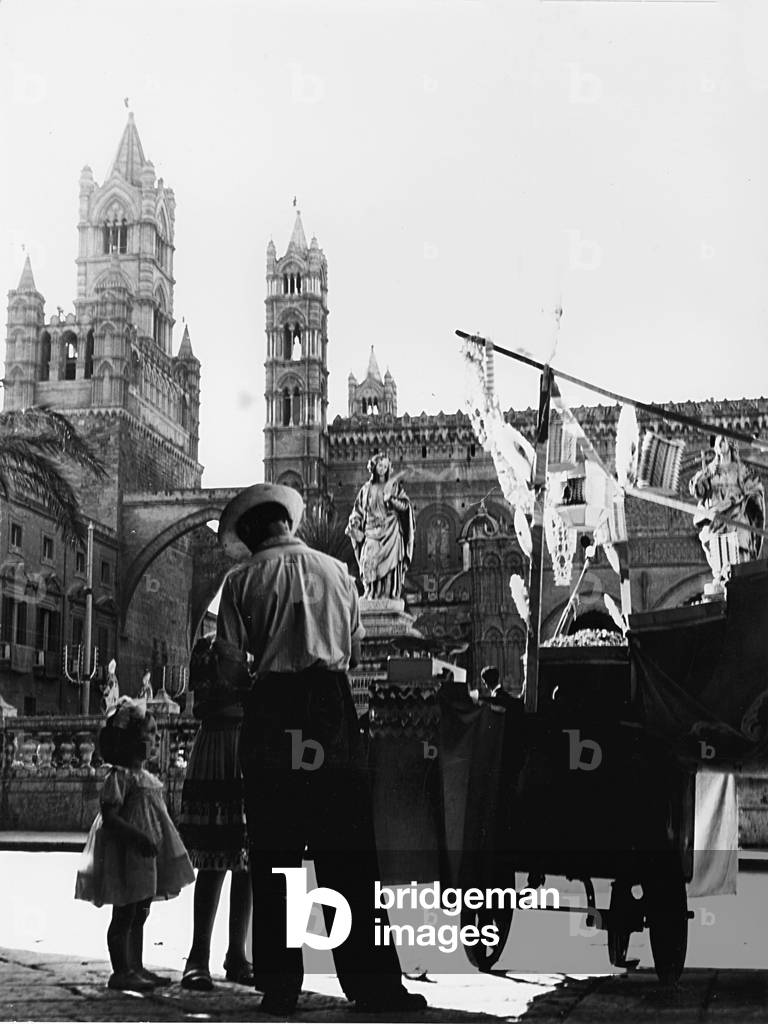 Peddler near the Palermo Cathedral, Italy, 1950 (b/w photo)