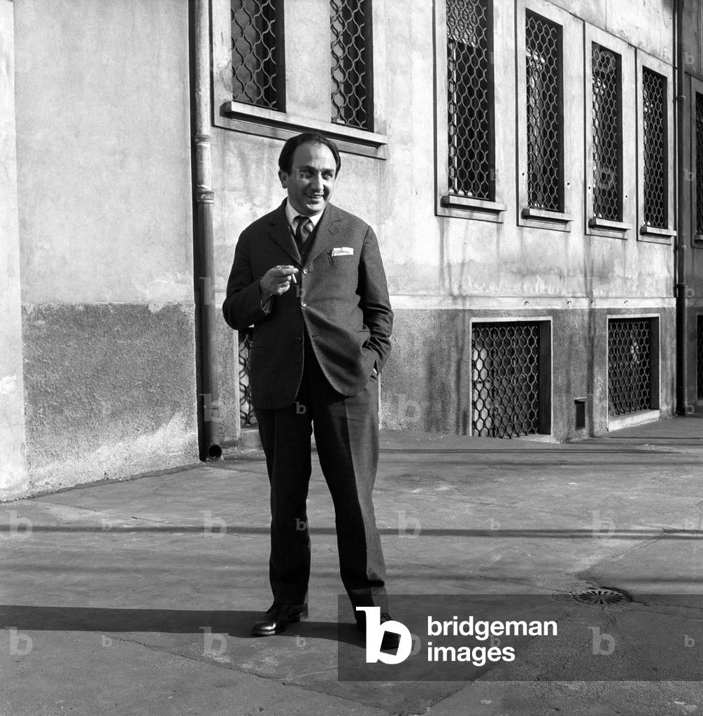 The poet Alfonso Gatto in a backyard in a Milan
