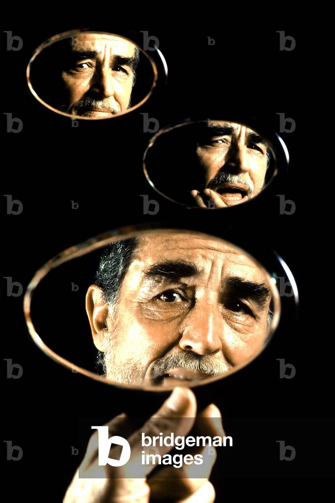 Vittorio Gassman looking in the mirror