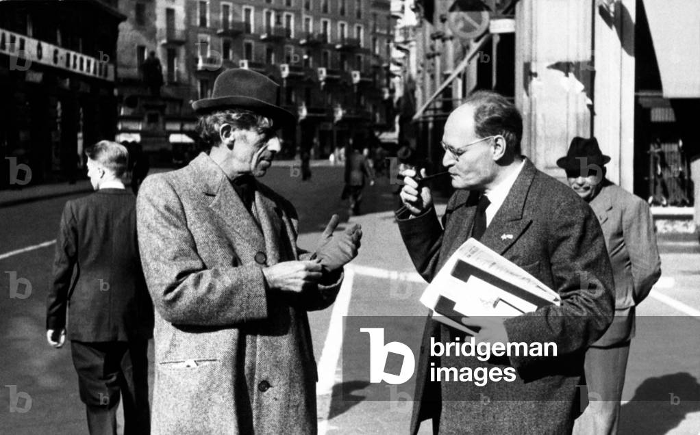 Bruno Barilli and Giuseppe Ungaretti converse in a street of Milan