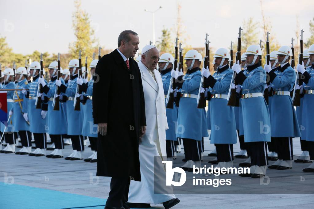 Pope Francis in Turkey welcomed by Recep Tayyip Erdogan, Ankara, Turkey, 2014 (photo)