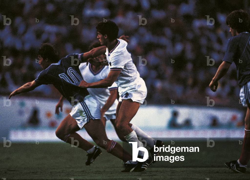 An exciting play action during the match Italy-USA at the Los Angeles Olympic Games, 1984 (photo)