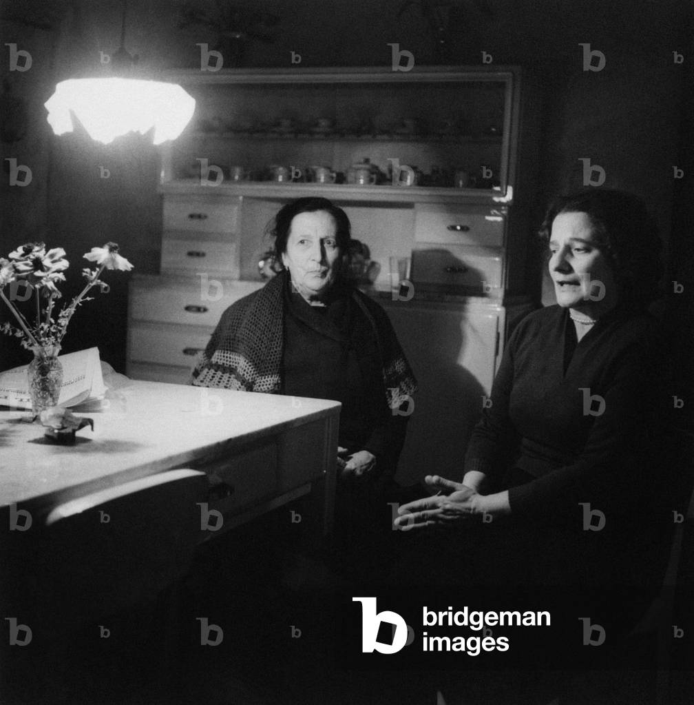 Refugee Istrian women at home