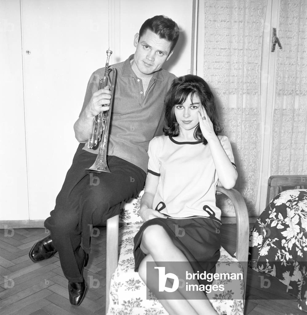 Chet Baker and Carol Jackson posing (b/w photo)