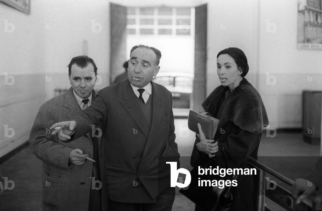 Paola Mori talking with two men