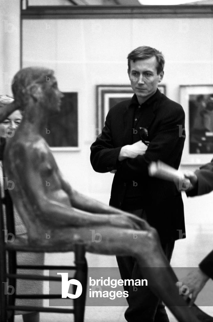 Yevgeny Yevtushenko observing a sculpture at the GAM in Turin