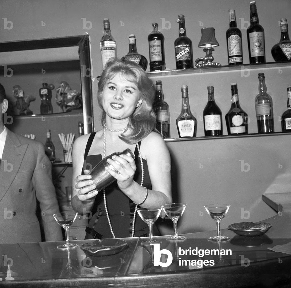 Marisa Allasio preparing a cocktail, Italy, 1957 (b/w photo)