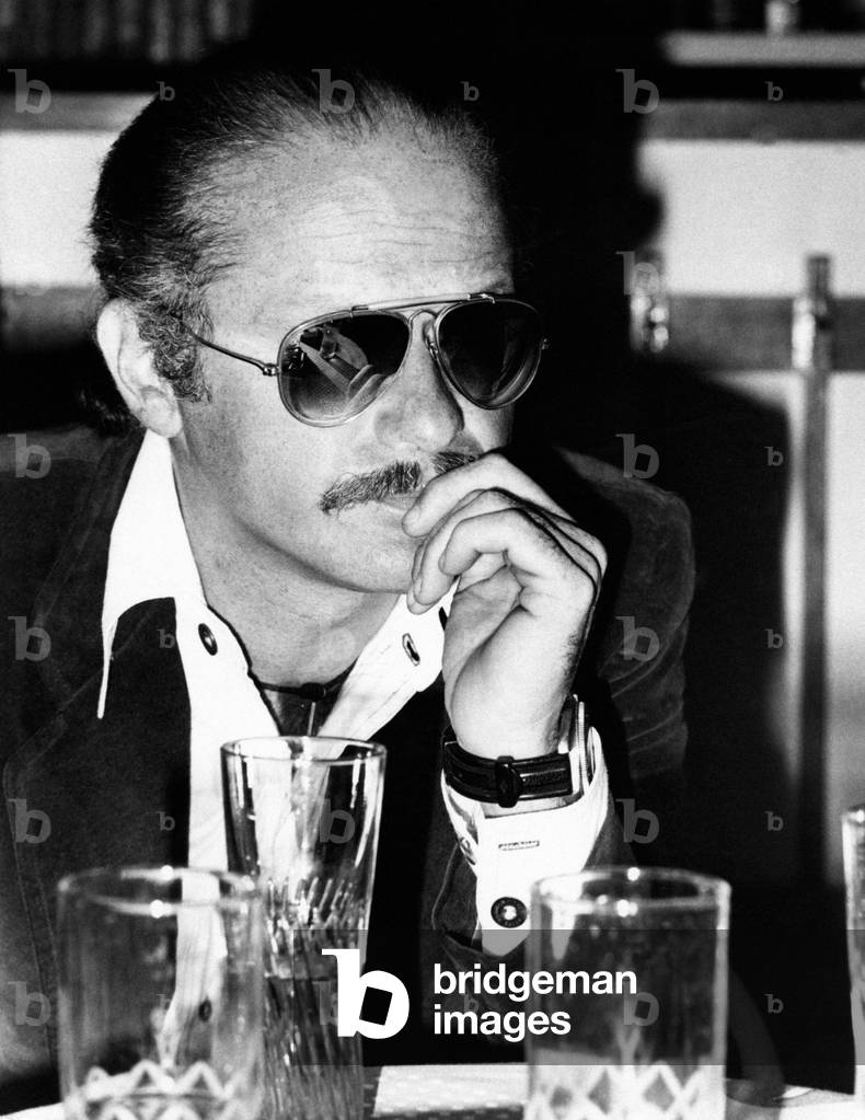 Gino Paoli seated at a restaurant