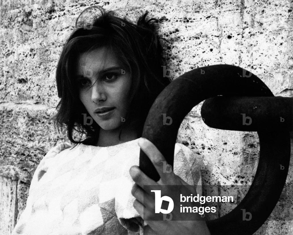 Portrait of Paola Pitagora holding a mooring ring on the Tiber Island