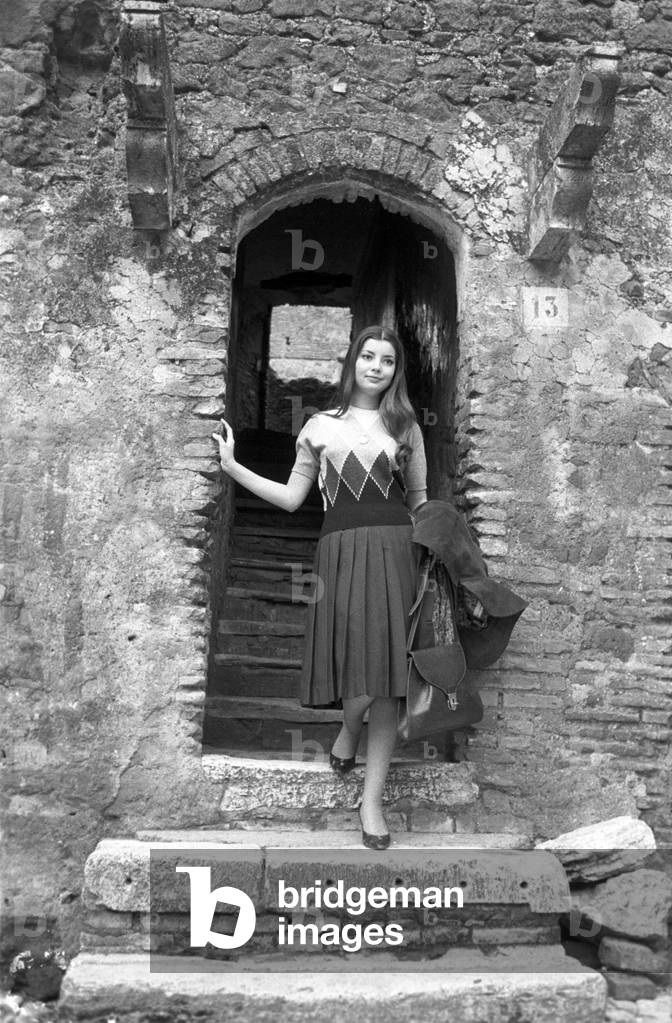 Jacqueline Sassard posing, 1957 (b/w photo)
