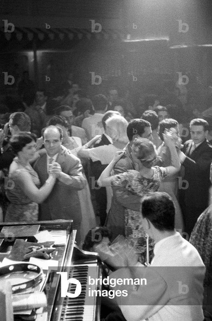 Renato Carosone claps at the audience, Viareggio, Italy