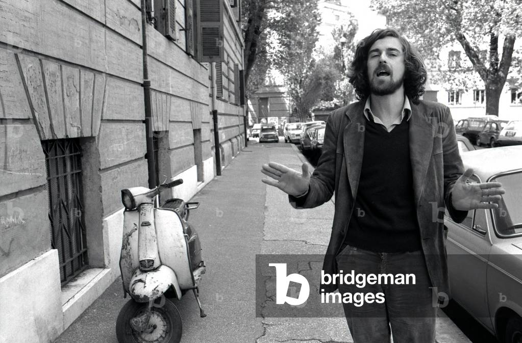 Nanni Moretti gesticulating on a pavement