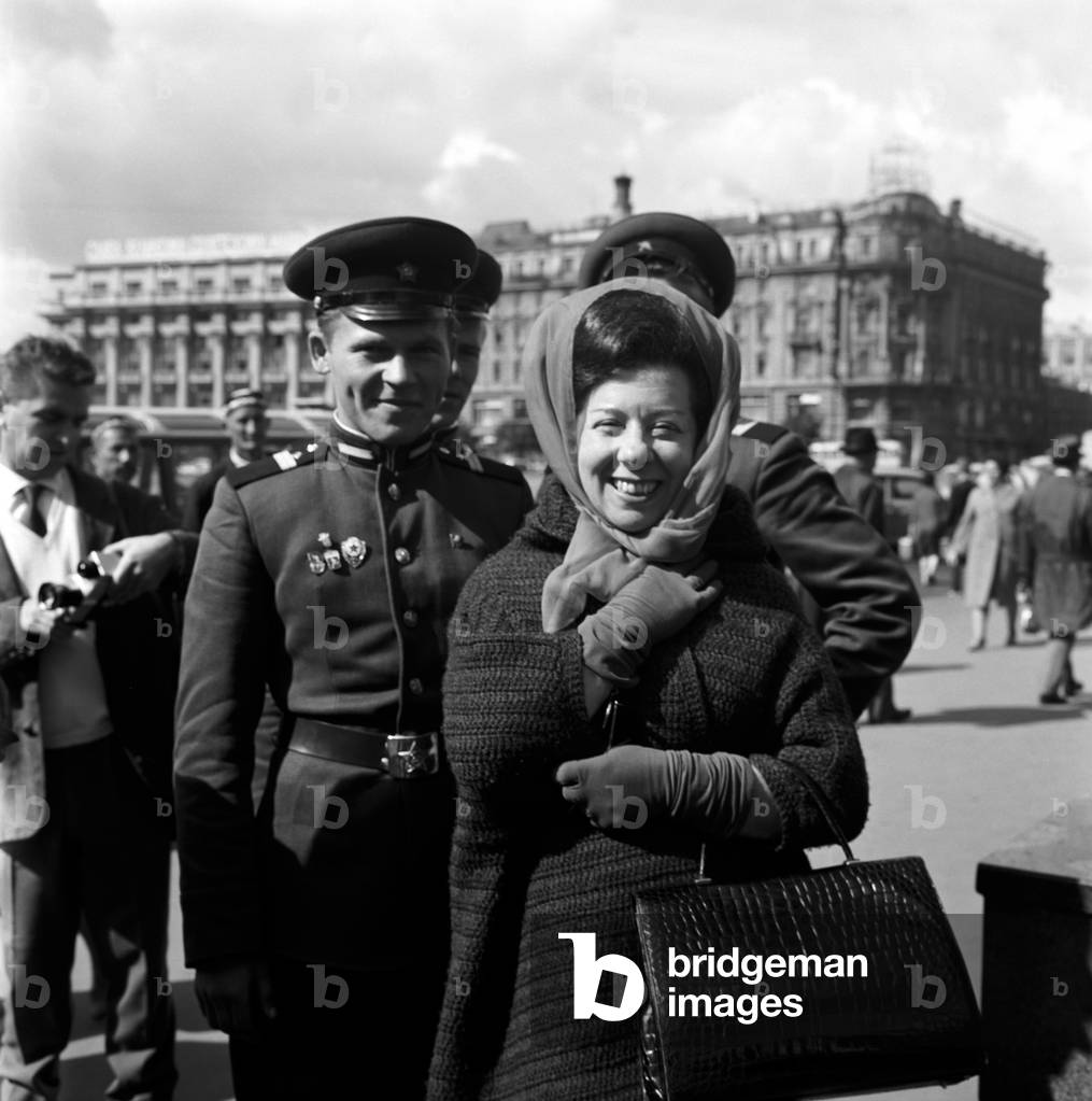 Giulietta Simionato and some soldiers posing cheerfully, 1964 (b/w photo)