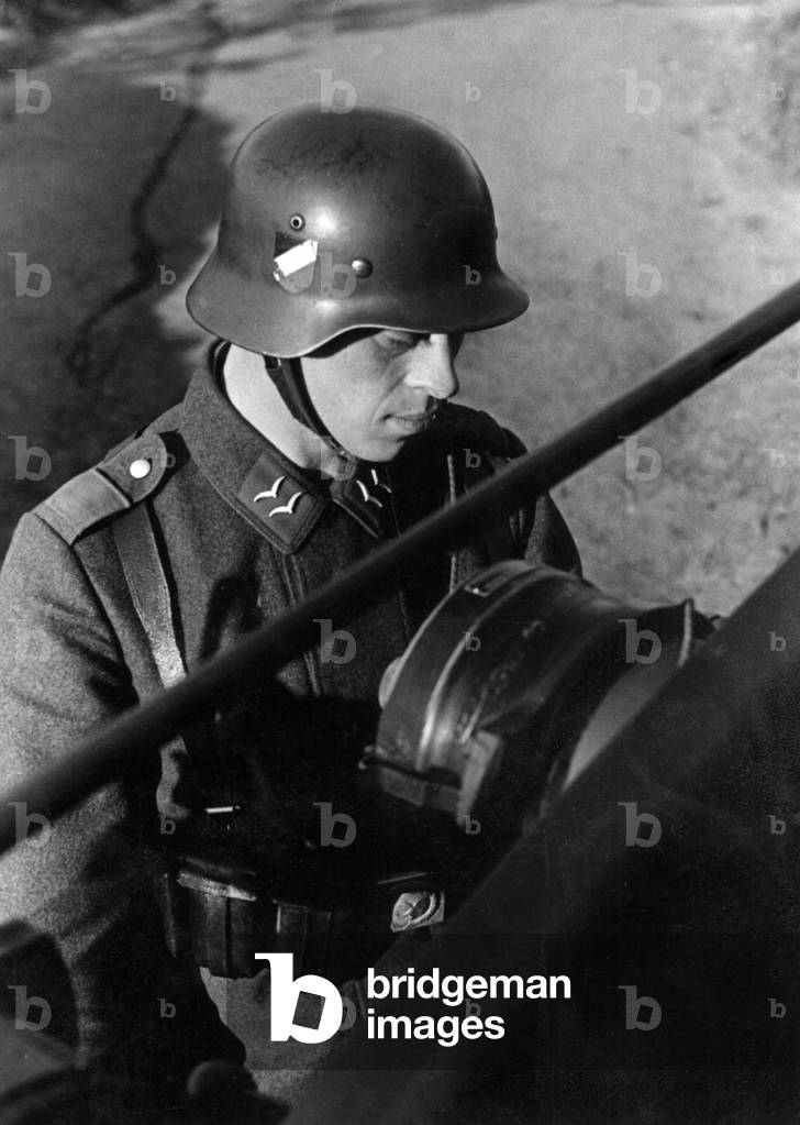 Aiming of a German anti-aircraft gun