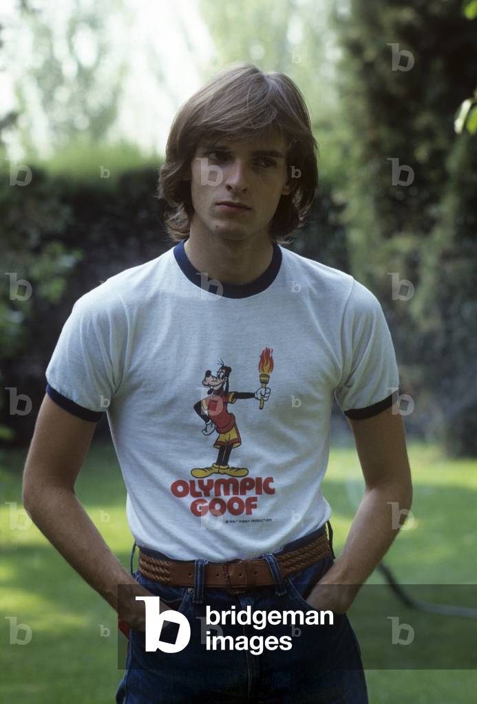 Miguel Bosé hands in pockets, Italy