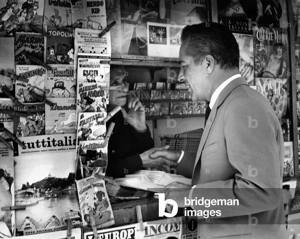 Rossano Brazzi with a newsagent
