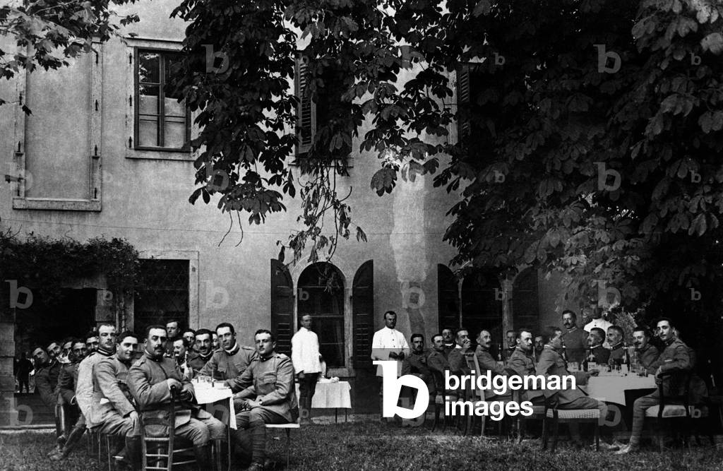 Italian officers having lunch in Tapogliano